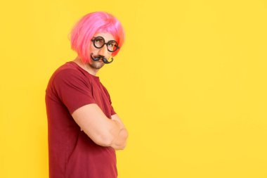 Renkli arka planda komik kılık değiştirmiş bir adam. 1 Nisan kutlamaları