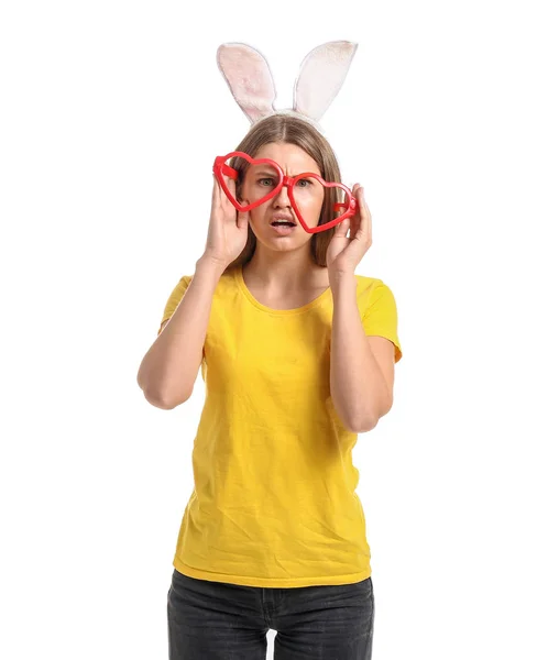 Frau in lustiger Verkleidung auf weißem Hintergrund. Aprilscherz-Fest — Stockfoto