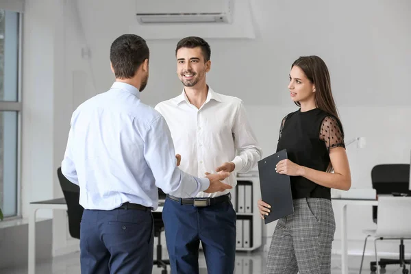 Bank manager working with couple in office — Stock Photo, Image