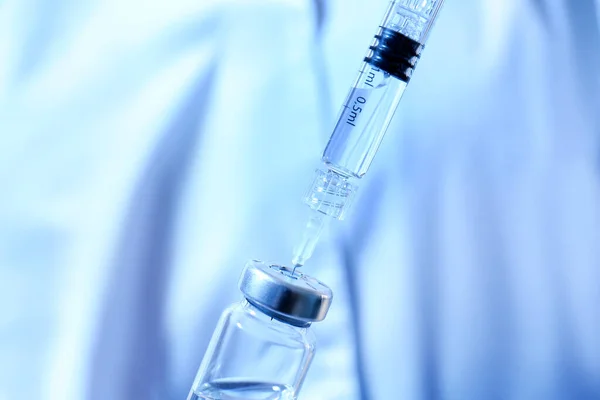 Syringe with filler for cosmetology and ampule on color background, closeup — 스톡 사진