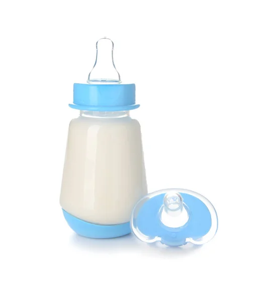 Fles melk voor baby met fopspeen op witte achtergrond — Stockfoto