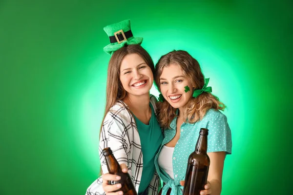 Mulheres jovens com cerveja no fundo da cor. Celebração do Dia de São Patrício — Fotografia de Stock