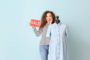 Renkli mankeni olan Afro-Amerikalı stilist