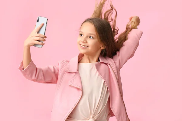 Linda niña tomando selfie en el fondo de color — Foto de Stock