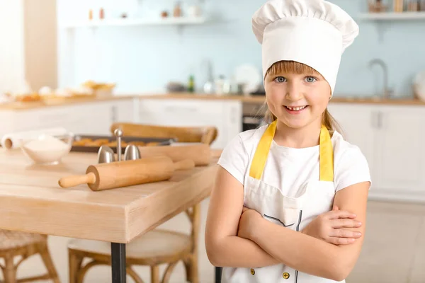 Lindo pequeño chef en la cocina — Foto de Stock