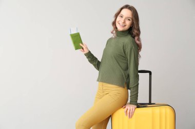 Işıklı arka planda güzel bir bayan turist