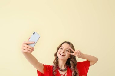 Genç bir kadın selfie çekiyor.