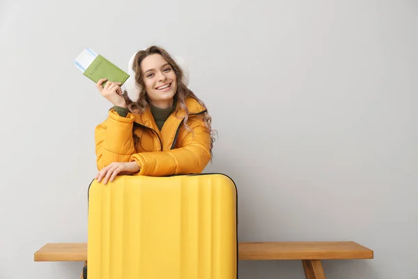 Krásná žena turista na světlém pozadí — Stock fotografie