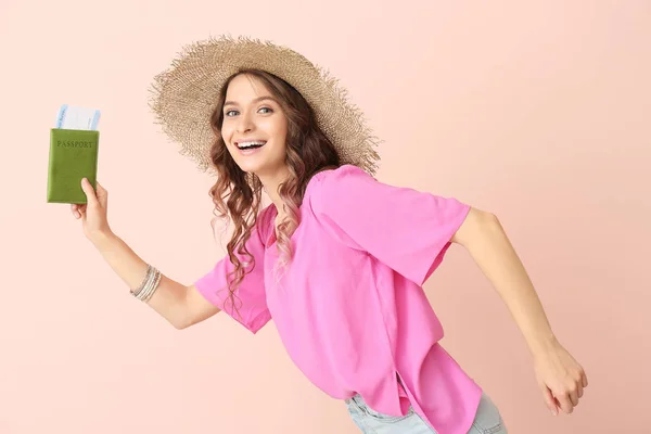 Running female tourist on color background — Stock Photo, Image