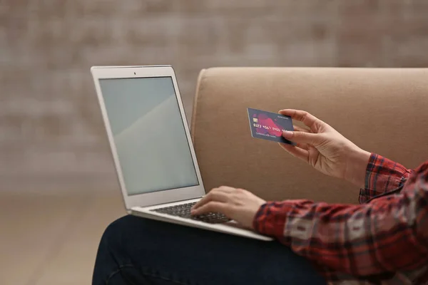 Жінка з кредитною карткою, використовуючи ноутбук вдома, крупним планом. Концепція онлайн банкінгу — стокове фото