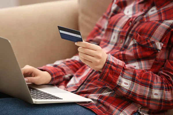 Femme avec carte de crédit à l'aide d'un ordinateur portable à la maison, gros plan. Concept de banque en ligne — Photo