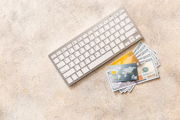 Kreditkort med pengar och dator tangentbord på grå bakgrund. Begreppet internetbank — Stockfoto