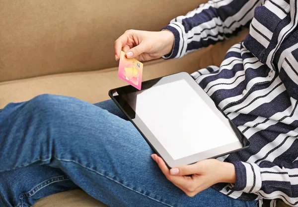 Femme avec carte de crédit à l'aide d'une tablette à la maison, gros plan. Concept de banque en ligne — Photo