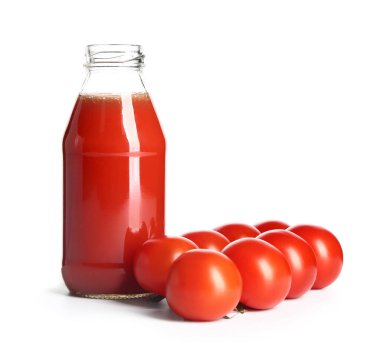 Beyaz arka planda bir şişe taze sebze suyu.