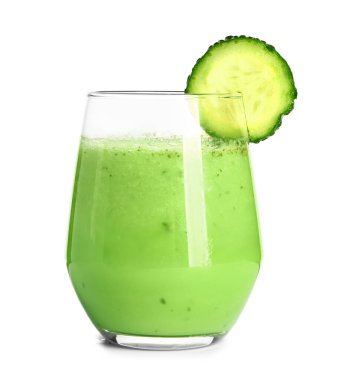 Beyaz arka planda bir bardak taze sebze suyu.