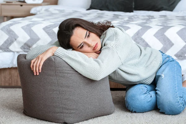 Depressed young woman in bedroom — Stock Photo, Image