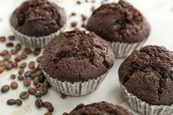 Leckere Schokoladenmuffins auf dem Tisch — Stockfoto