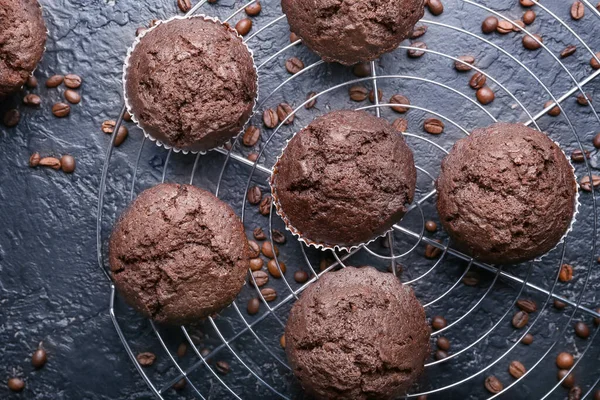 濃い色の背景においしいチョコレートマフィン — ストック写真