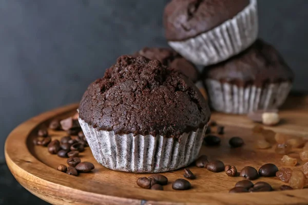 Muffins de chocolate saborosos em stand, close-up — Fotografia de Stock