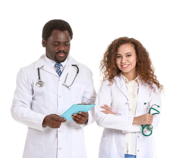 Afro-Amerikaanse artsen op witte achtergrond — Stockfoto