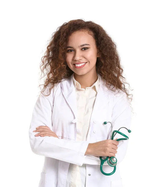 Молодой афроамериканский врач на белом фоне — стоковое фото