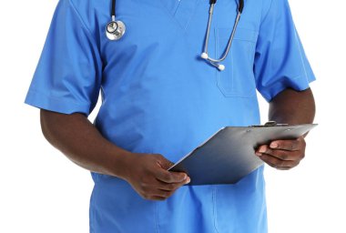 Beyaz arka planda erkek Afro-Amerikan hemşire