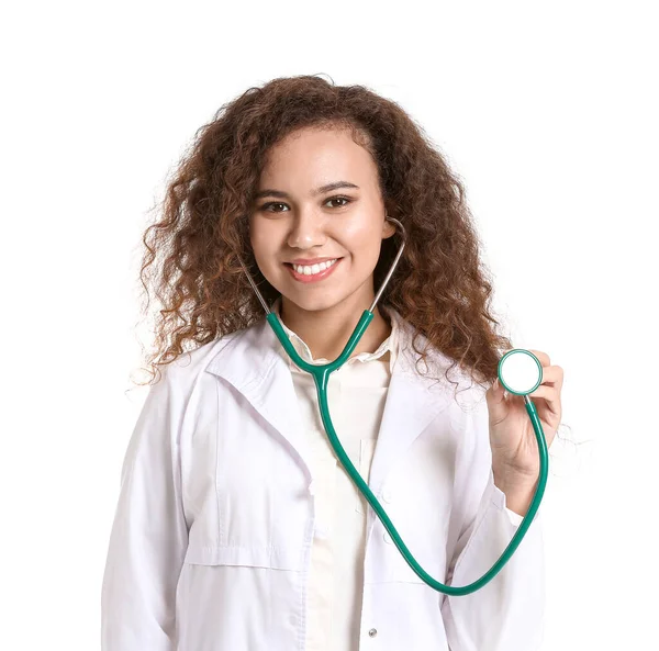 Młody afro-amerykański lekarz ze stetoskopem na białym tle — Zdjęcie stockowe