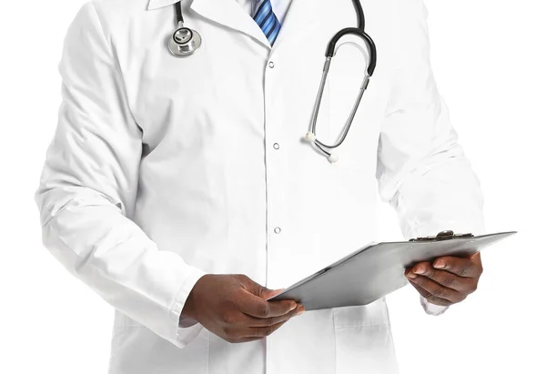 Maschio afro-americano medico su sfondo bianco — Foto Stock