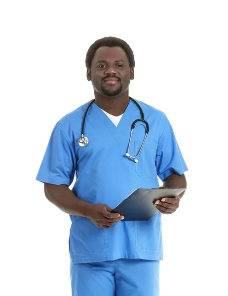 Maschio afro-americano infermiera su sfondo bianco — Foto Stock