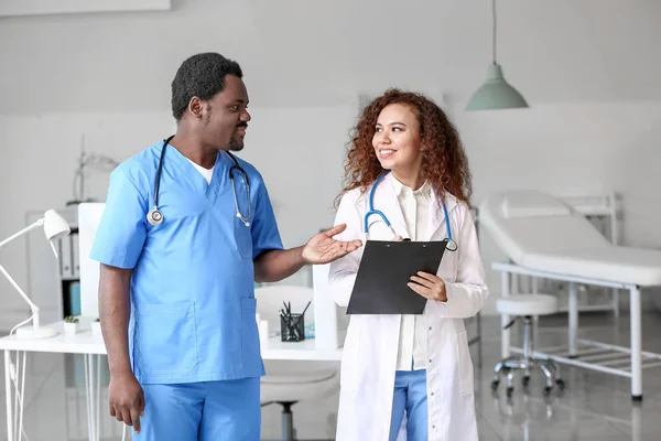 Jonge Afro-Amerikaanse arts en mannelijke verpleegkundige in kliniek — Stockfoto