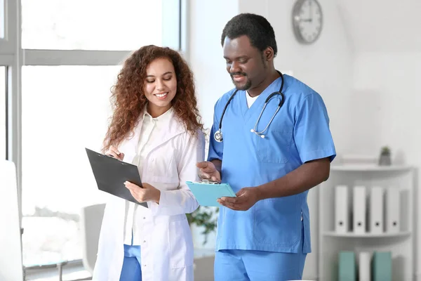 Afro-Amerikaanse artsen werken in kliniek — Stockfoto