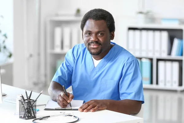 Mannelijke Afro-Amerikaanse verpleegster werkt in kliniek — Stockfoto