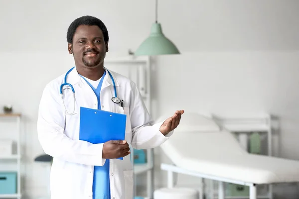 Man Afro-Amerikaanse arts in kliniek — Stockfoto
