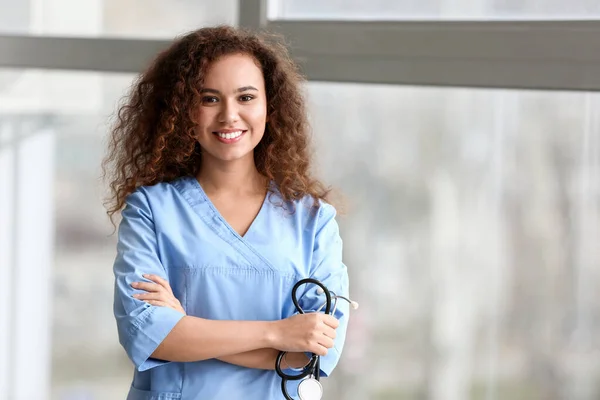 Mladá afroamerická ošetřovatelka na klinice — Stock fotografie