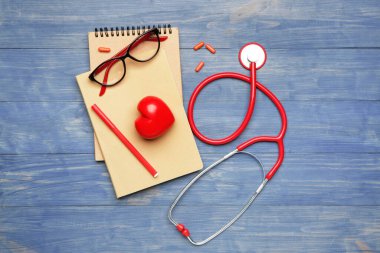 Masada kalp, defter ve haplarla stetoskop