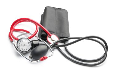 Beyaz arkaplanda sphygmomanometre ve stetoskop