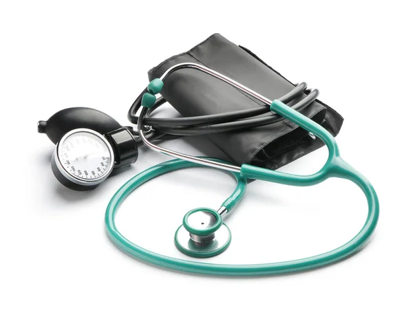 Blutdruckmessgerät und Stethoskop auf weißem Hintergrund — Stockfoto