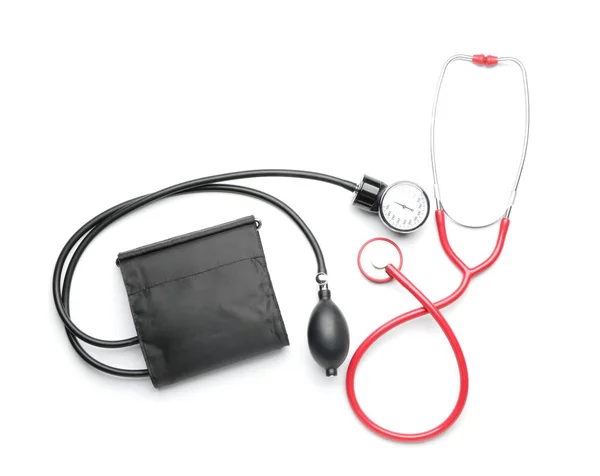 Stethoskop mit Blutdruckmessgerät auf weißem Hintergrund — Stockfoto