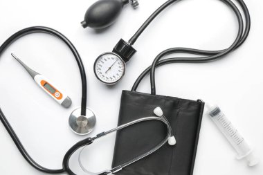 Beyaz arkaplanda ilk yardım çantası