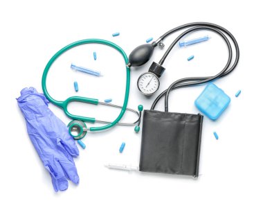 Beyaz arkaplanda ilk yardım çantası