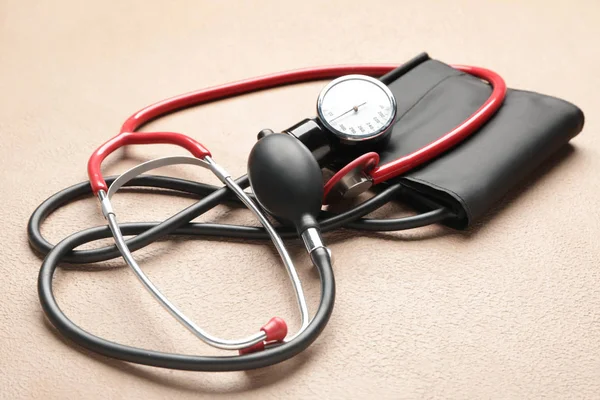 Stethoskop mit Blutdruckmessgerät auf farbigem Hintergrund — Stockfoto