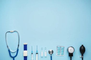 Renk arkaplanı üzerine ilk yardım çantası