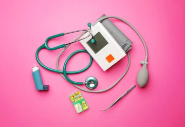 Renk arkaplanı üzerine ilk yardım çantası