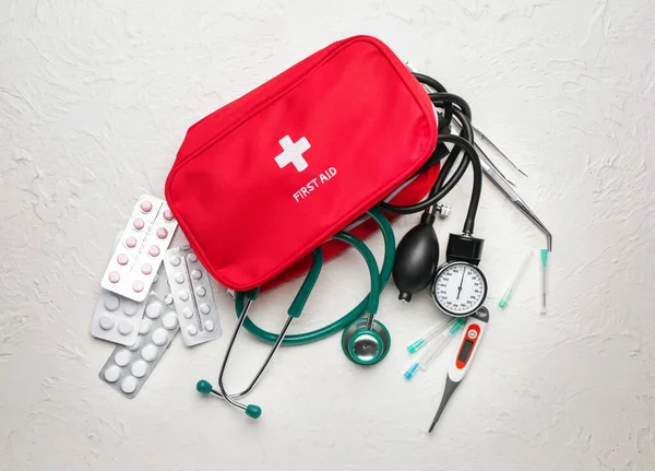 Kit de primeros auxilios sobre fondo blanco — Foto de Stock