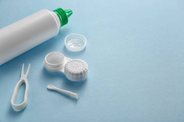 Renk arkaplanında kontak lensler ve cımbızlar için çözüm