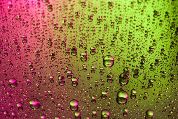 Gotas de agua sobre fondo de color — Foto de Stock