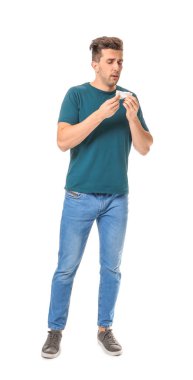 Beyaz arka planda alerji den muzdarip genç adam