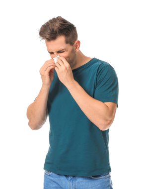 Beyaz arka planda alerji den muzdarip genç adam