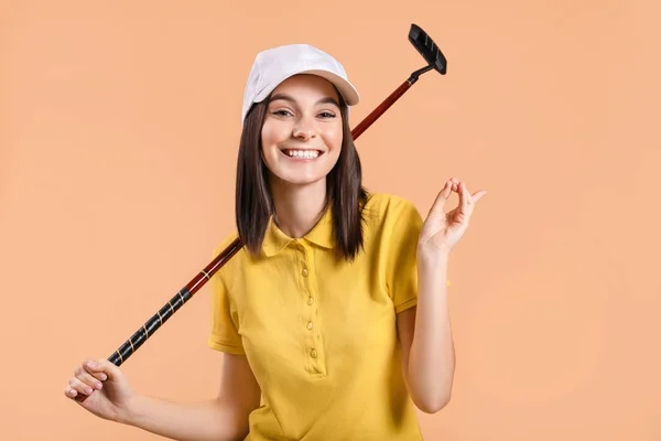 Linda golfista feminina no fundo de cor — Fotografia de Stock