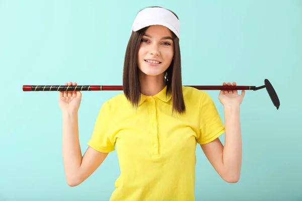 Hermosa golfista femenina sobre fondo de color — Foto de Stock